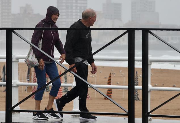 Fotos: Turistas bajo la lluvia asturiana