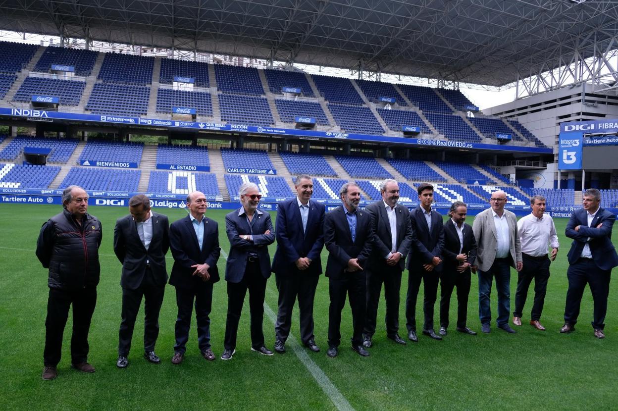 Jesús Martínez y Martín Peláez posan con Federico González, Corral y Cedillo -izquierda- y Aboumrad, Paredes, Entrialgo, Jesús Martínez hijo, Lobo y César Martín. 