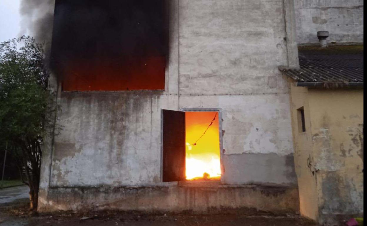 Nave incendiada en el polígono de la Cardosa (Grado) 
