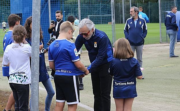 Jesús Martínez firmando algunos autógrafos entre los aficionados