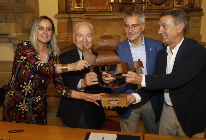 Rita Camblor, Carlos Siñeriz y Manuel de Barros, entregan a Francisco Rodríguez, segundo por la izquierda, la 'Carabela'. 