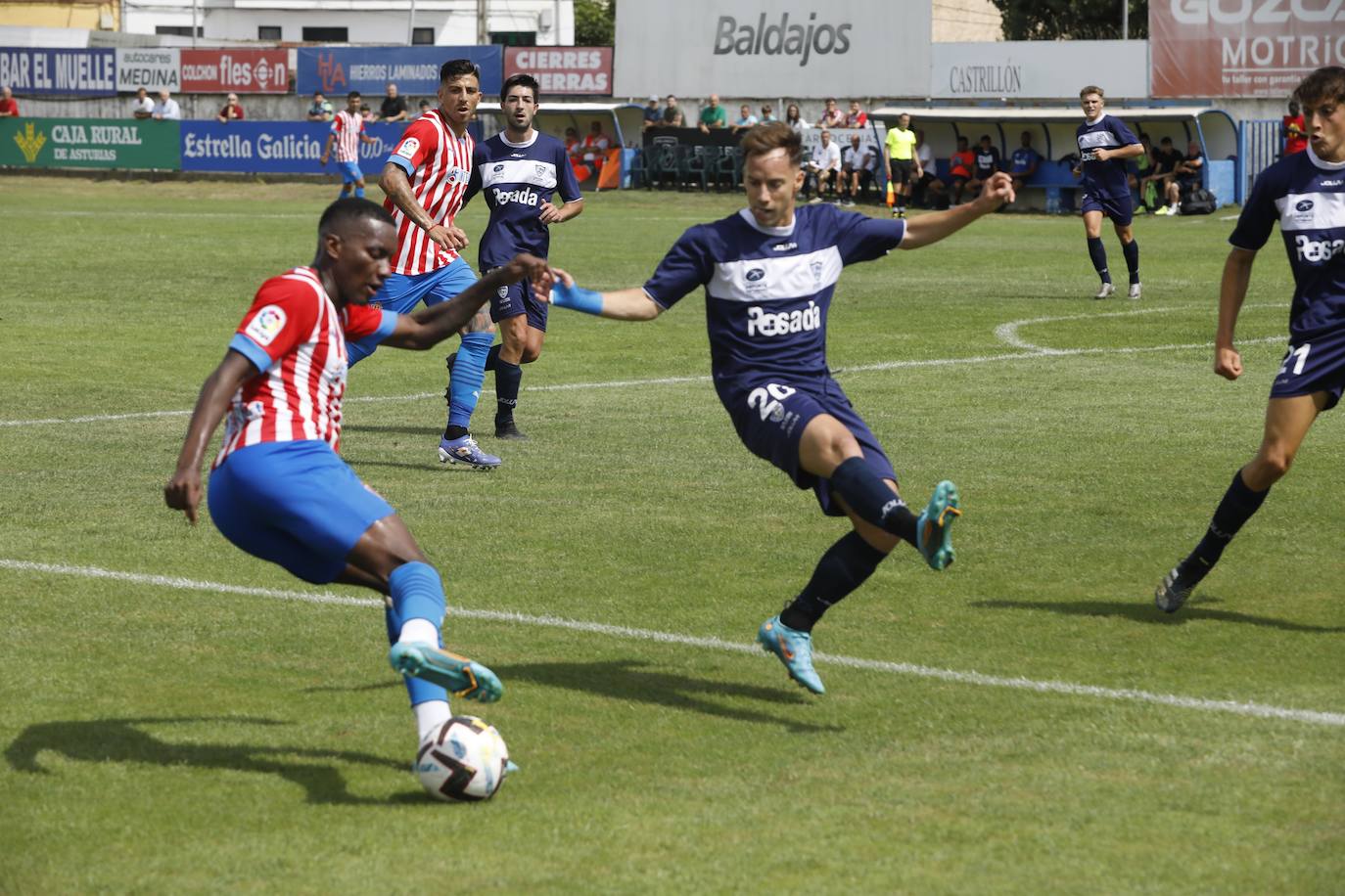 Fotos: La afición rojiblanca se vuelca con el Sporting en Luanco