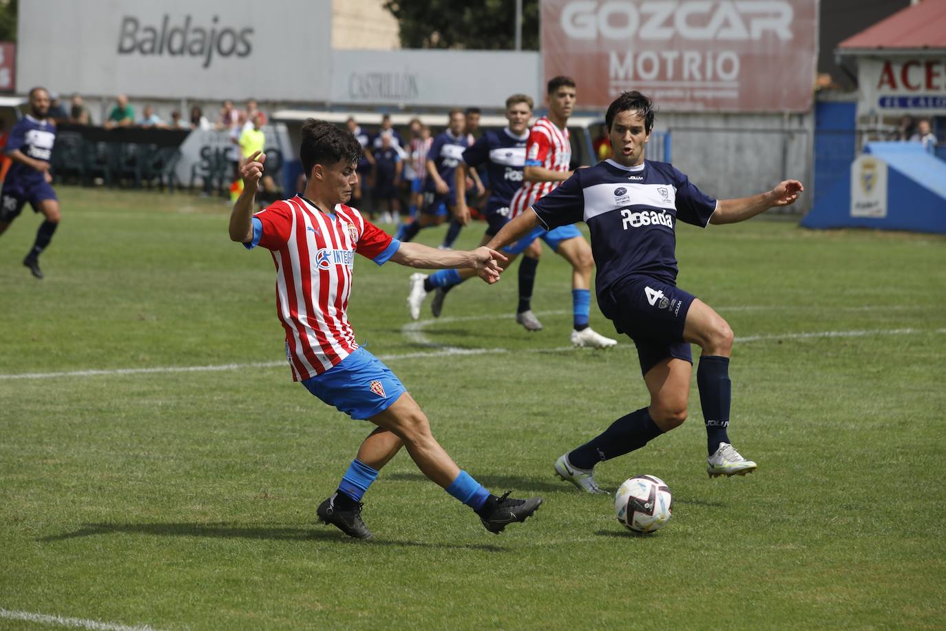 Fotos: La afición rojiblanca se vuelca con el Sporting en Luanco