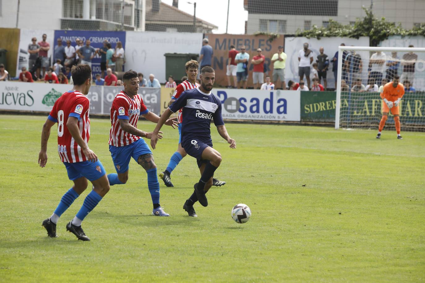 Fotos: La afición rojiblanca se vuelca con el Sporting en Luanco