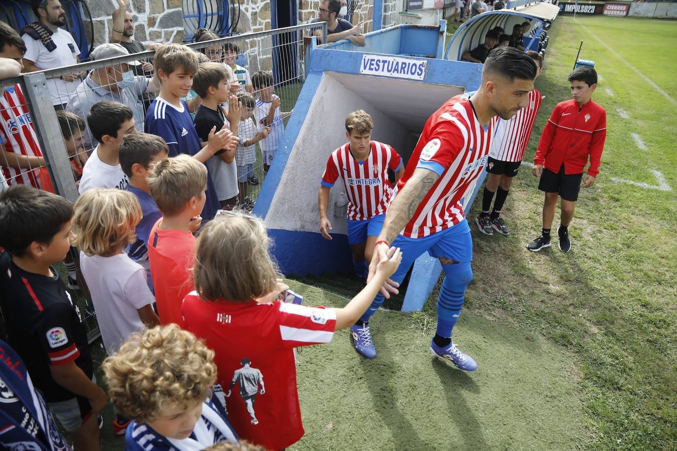 Fotos: La afición rojiblanca se vuelca con el Sporting en Luanco