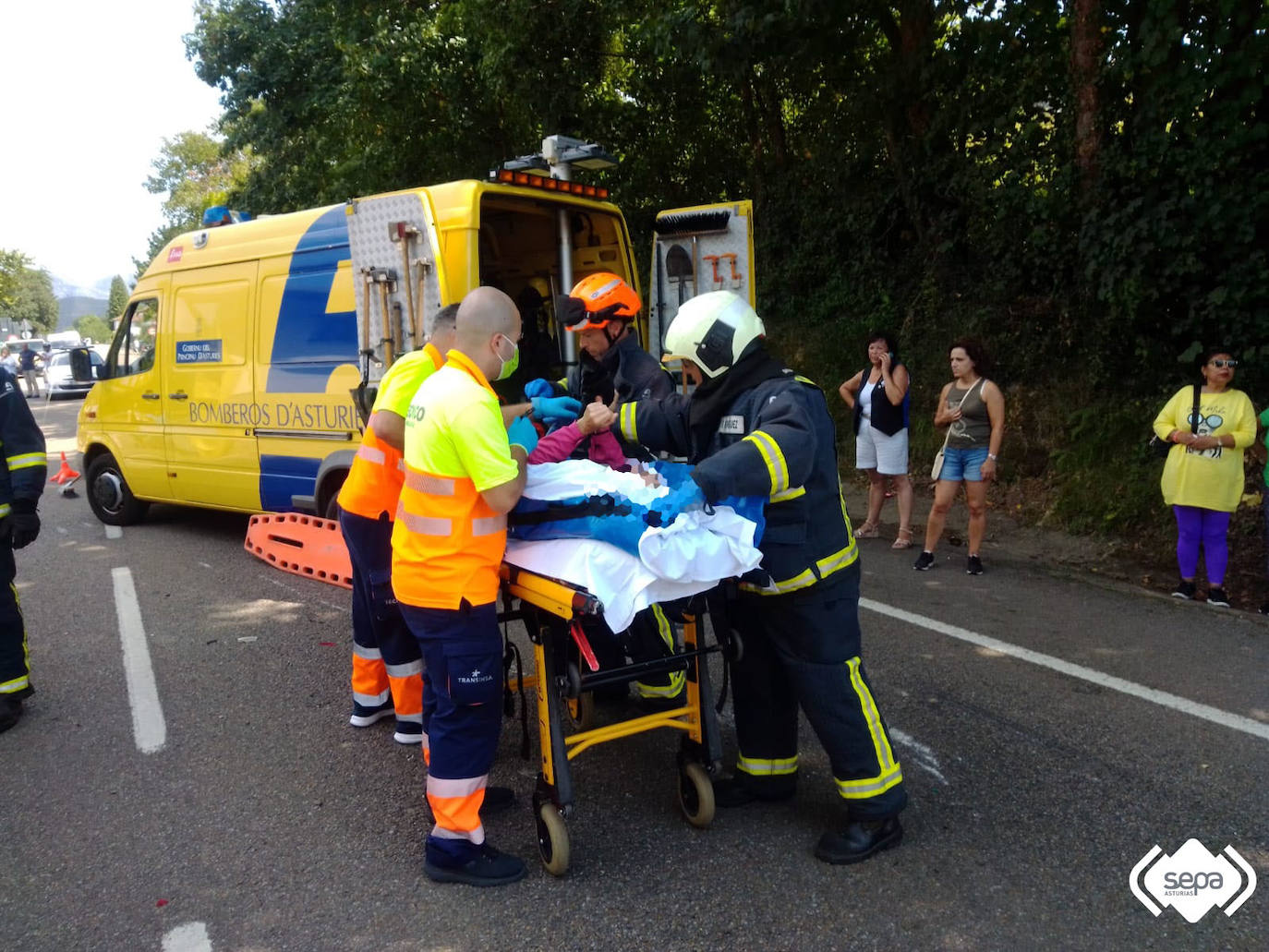Momento de la evacuación de los heridos.