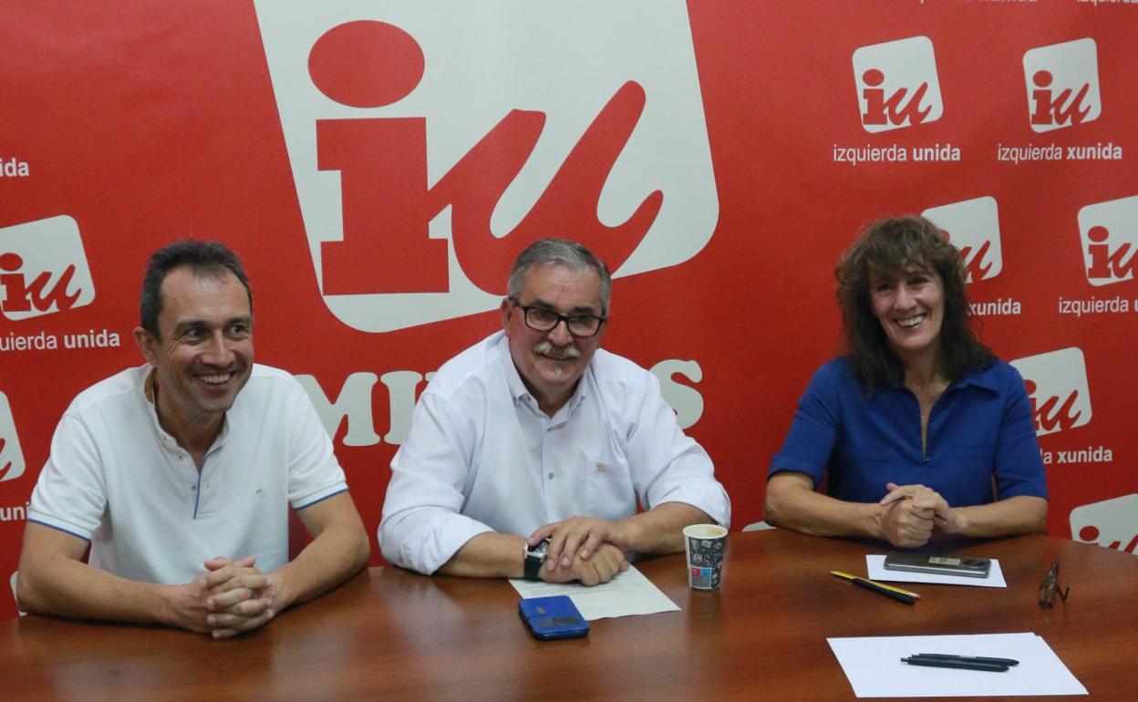 Ovidio Zapico, Aníbal Vázquez y Enriqueta Rodríguez, de IU. 