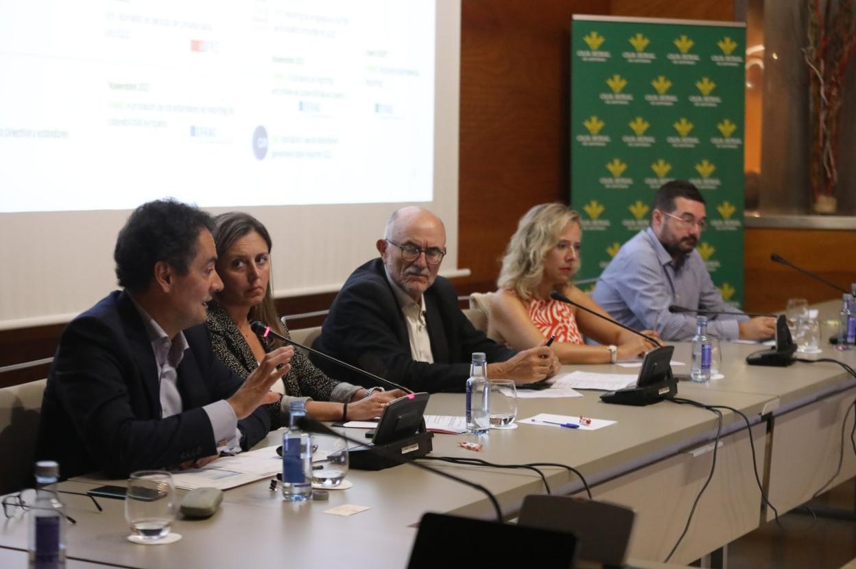 Oliverio Álvarez (Deloitte); María Calvo (Fade); Arcadio Gutiérrez, director general del Club Español de la Energía; Belarmina Díaz, directora general de Energía, Minería y Reactivación, y Francisco Tovar, subdirector general de Estrategia y Planificación del Instituto para la Transición Justa. 