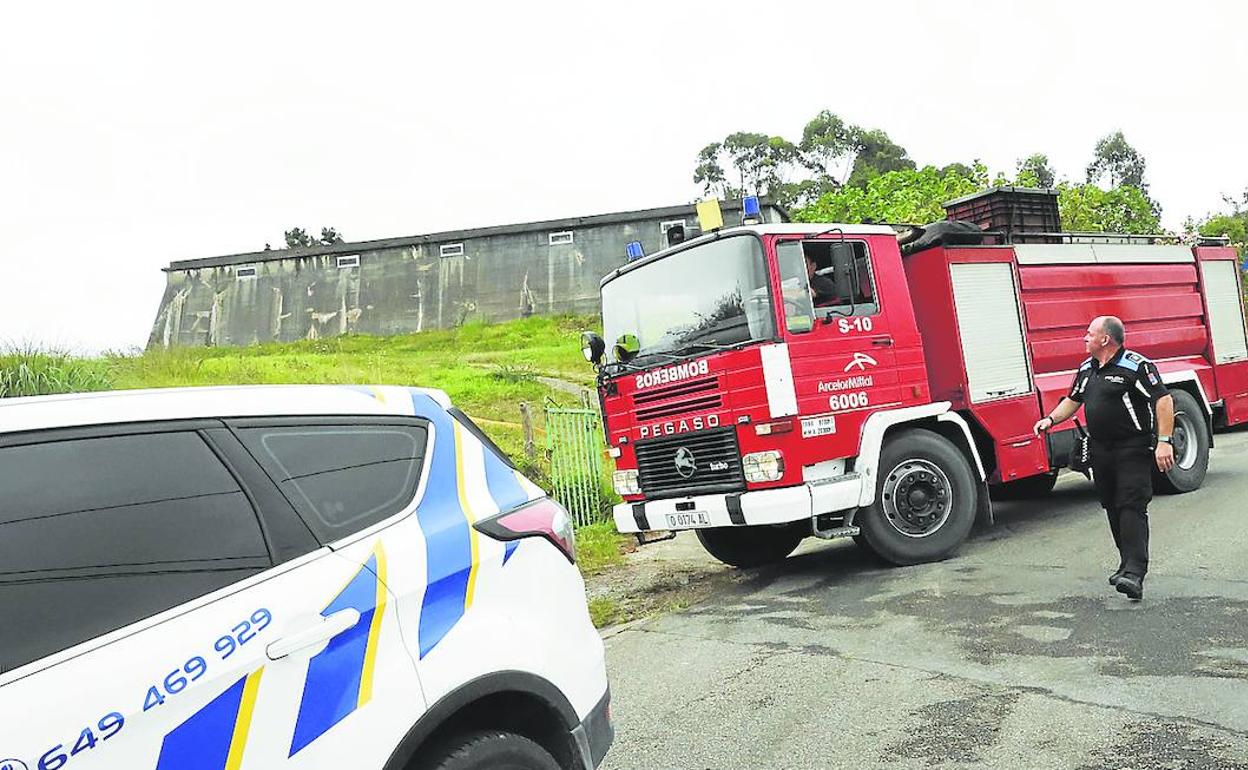 Los bomberos de Arcelor llegan al depósito de Pruvia para realizar la primera descarga de agua no potable.