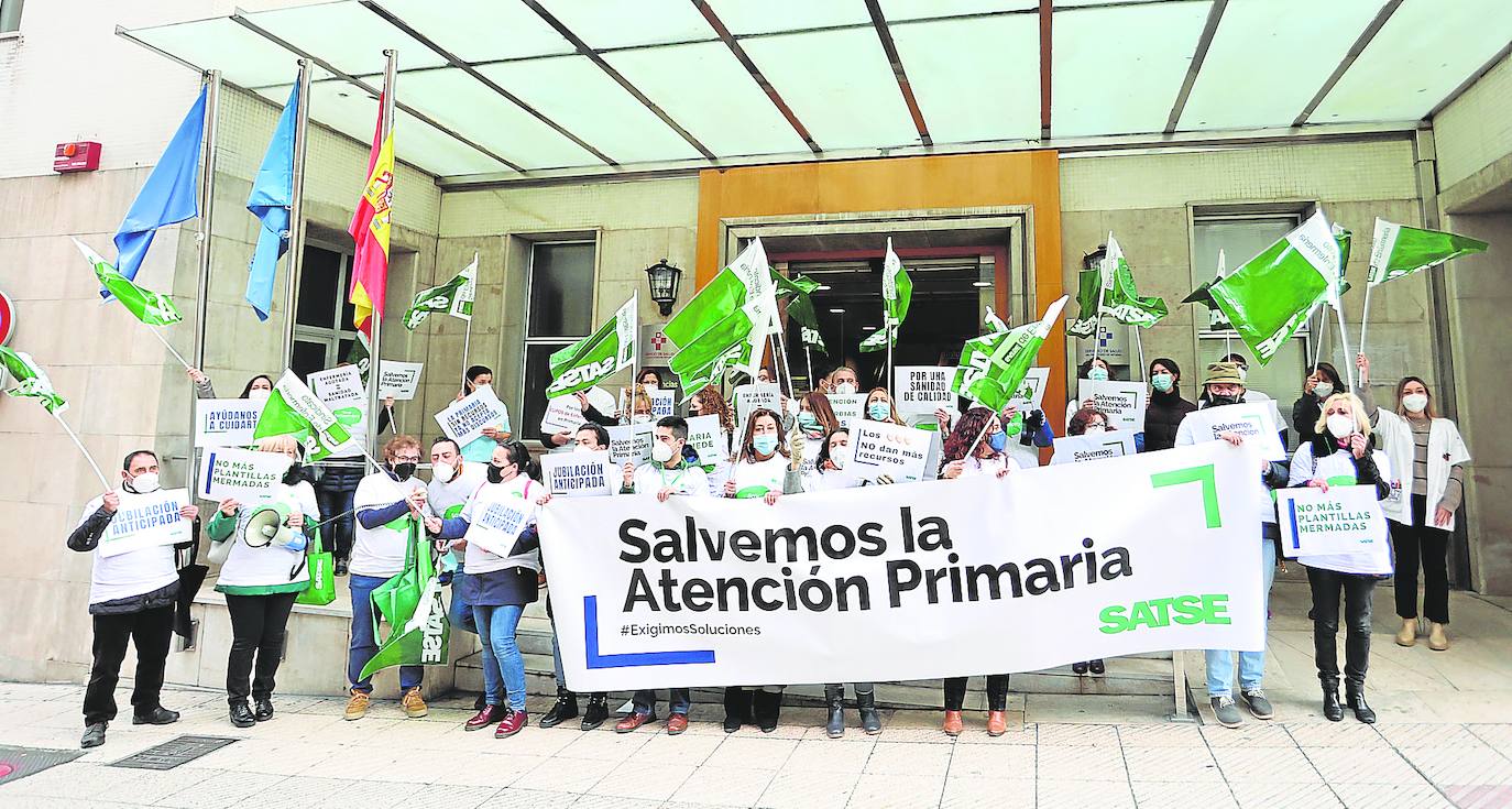 Movilización de enfermeras delante del centro de salud de La Lila, reclamando soluciones para Atención Primaria. álex piña