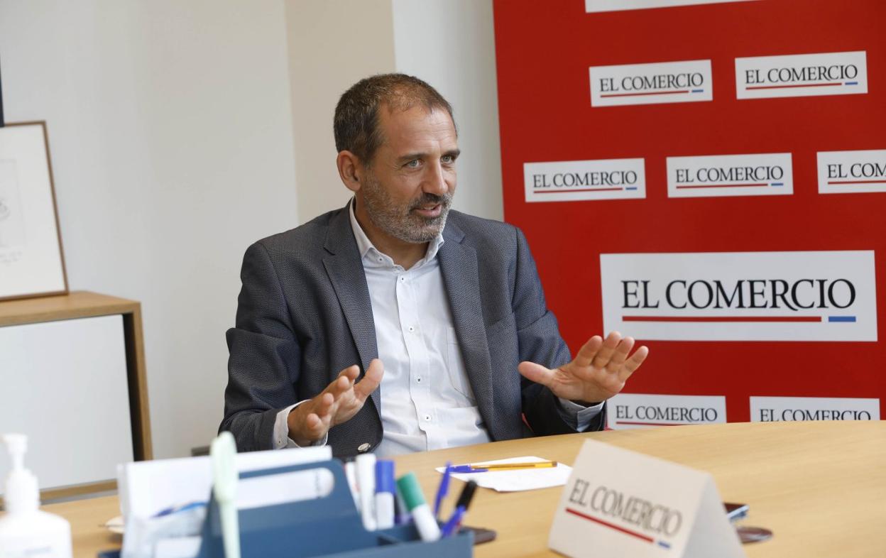 El 'número tres' del Ministerio de Transportes, detallando los plantes de su departamento en la sede de EL COMERCIO. 