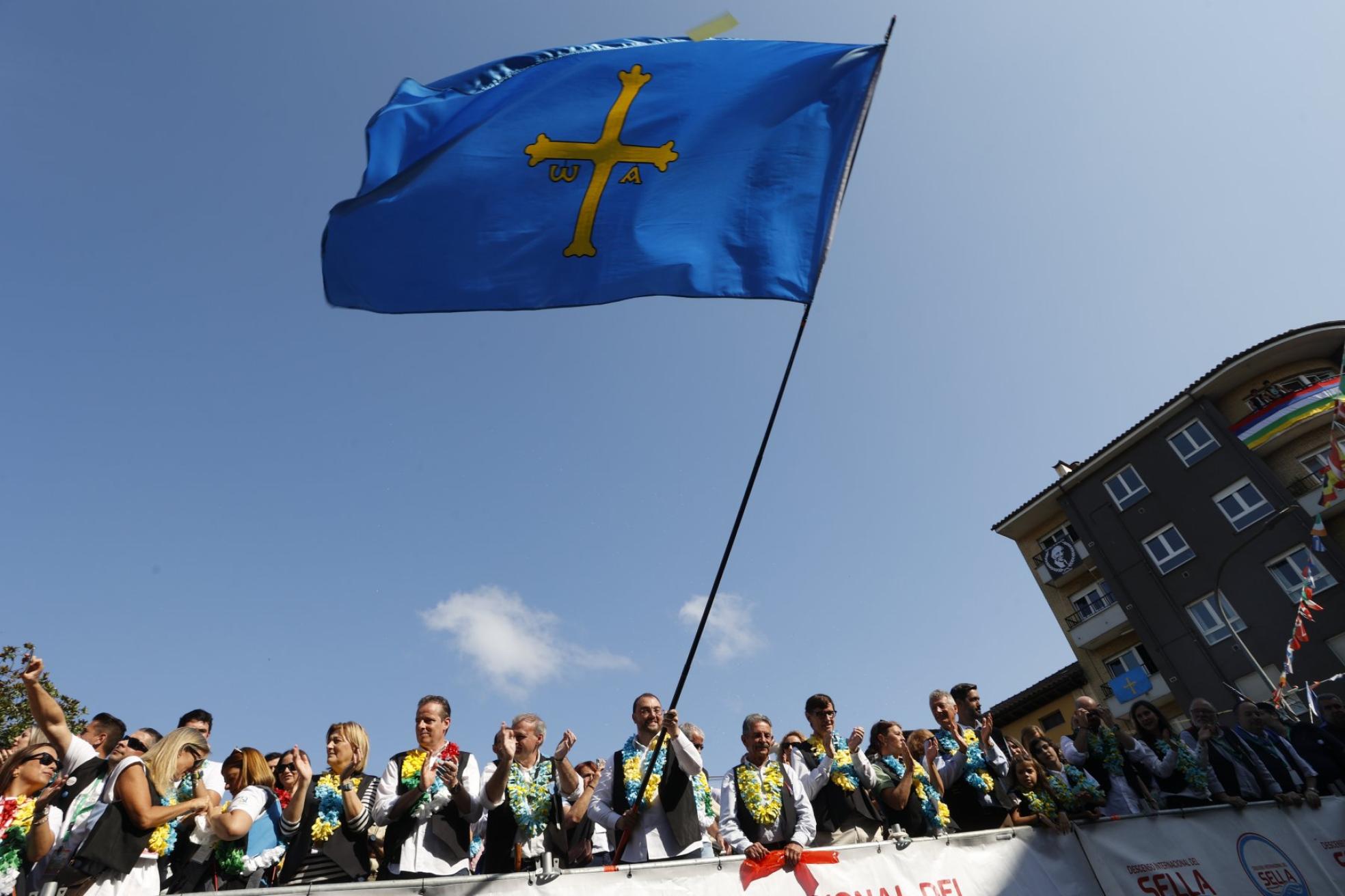 Celebración. Adrián Barbón, con una enorme bandera de Asturias, en el palco de autoridades. 