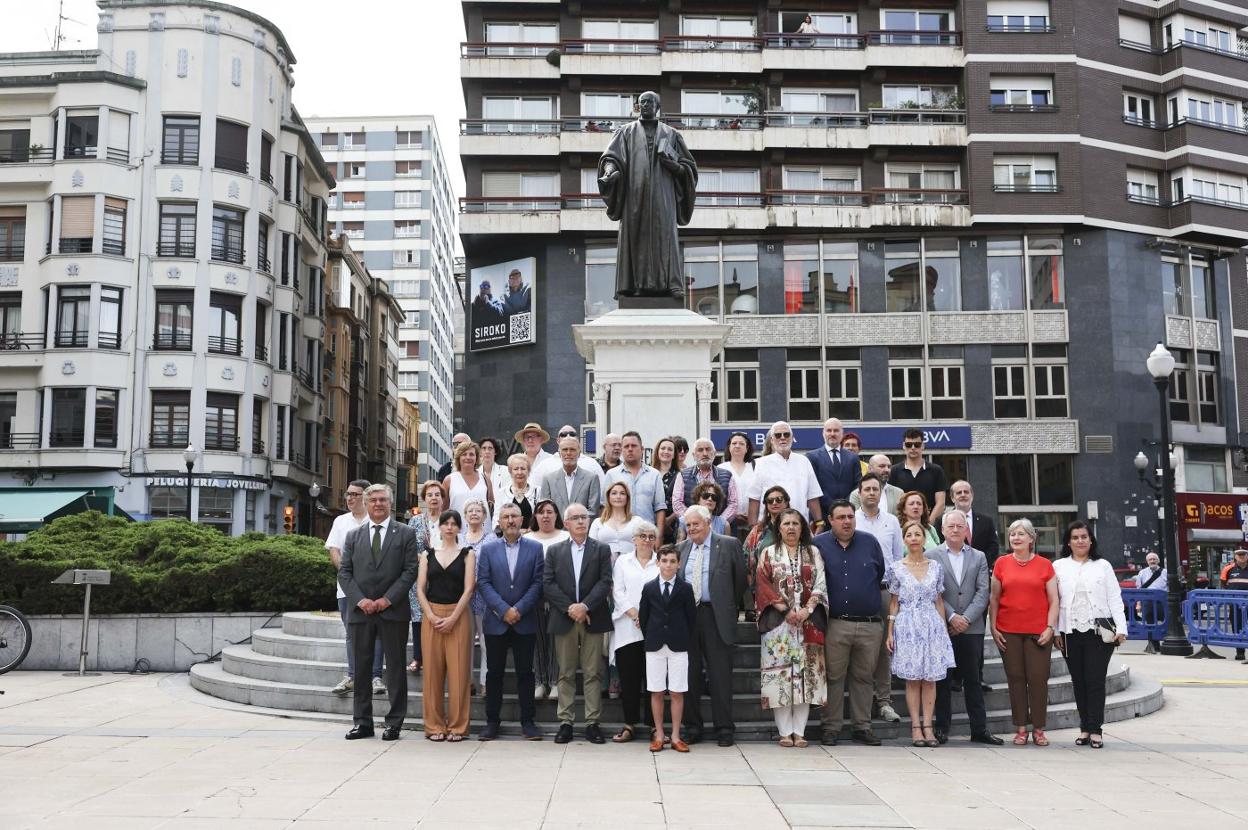 Foto de familia de representantes de las entidades e instituciones que rindieron tributo a Jovellanos, junto a sus descendientes. 