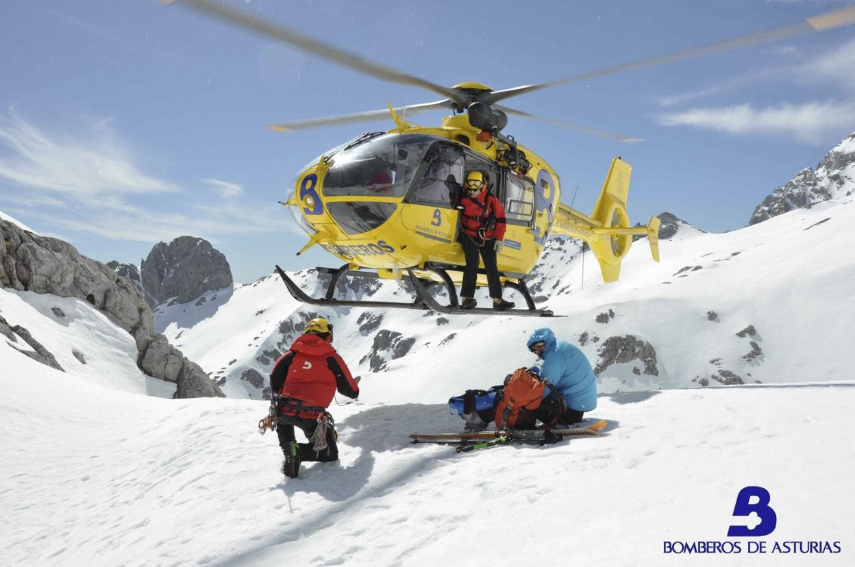 Efectivos del servicio de emergencias rescatan a un hombre que practicaba esquí de montaña en los Picos. 