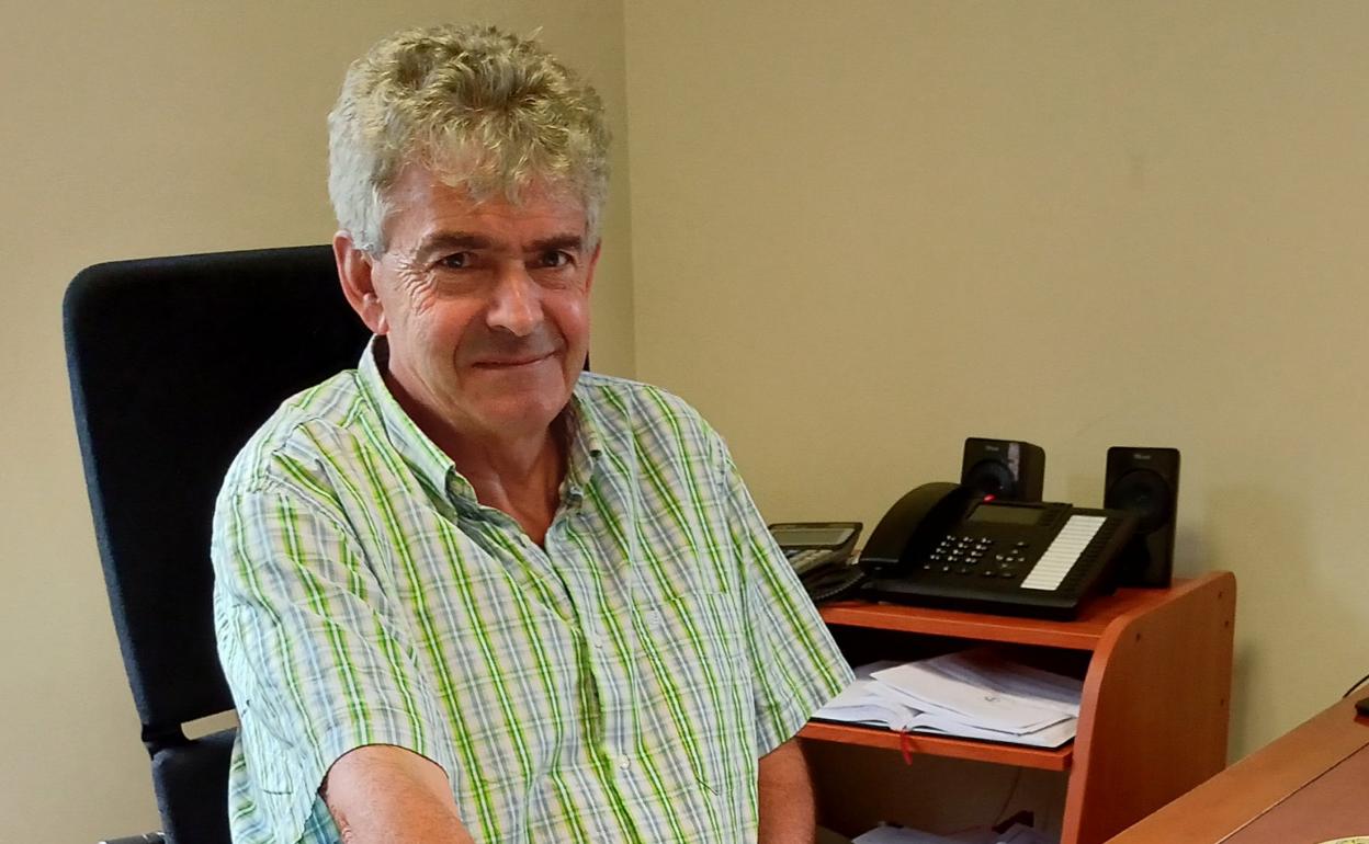 El alcalde de Somiedo, Belarmino Fernández, en su despacho. 