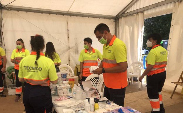 Equipos sanitarios en las instalaciones montadas en la fiesta. 