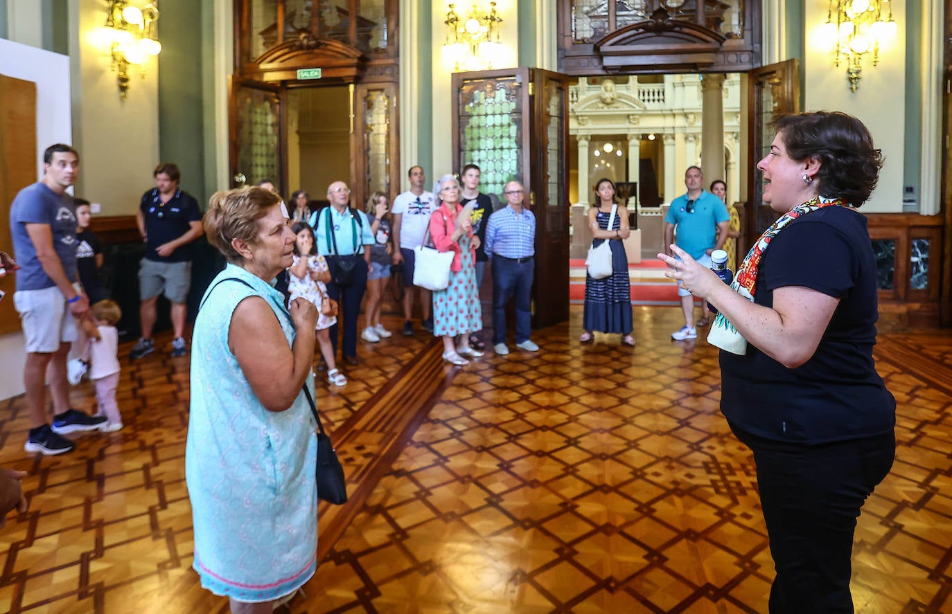 Fotos: Casi 300 personas visitan la Junta General del Principado