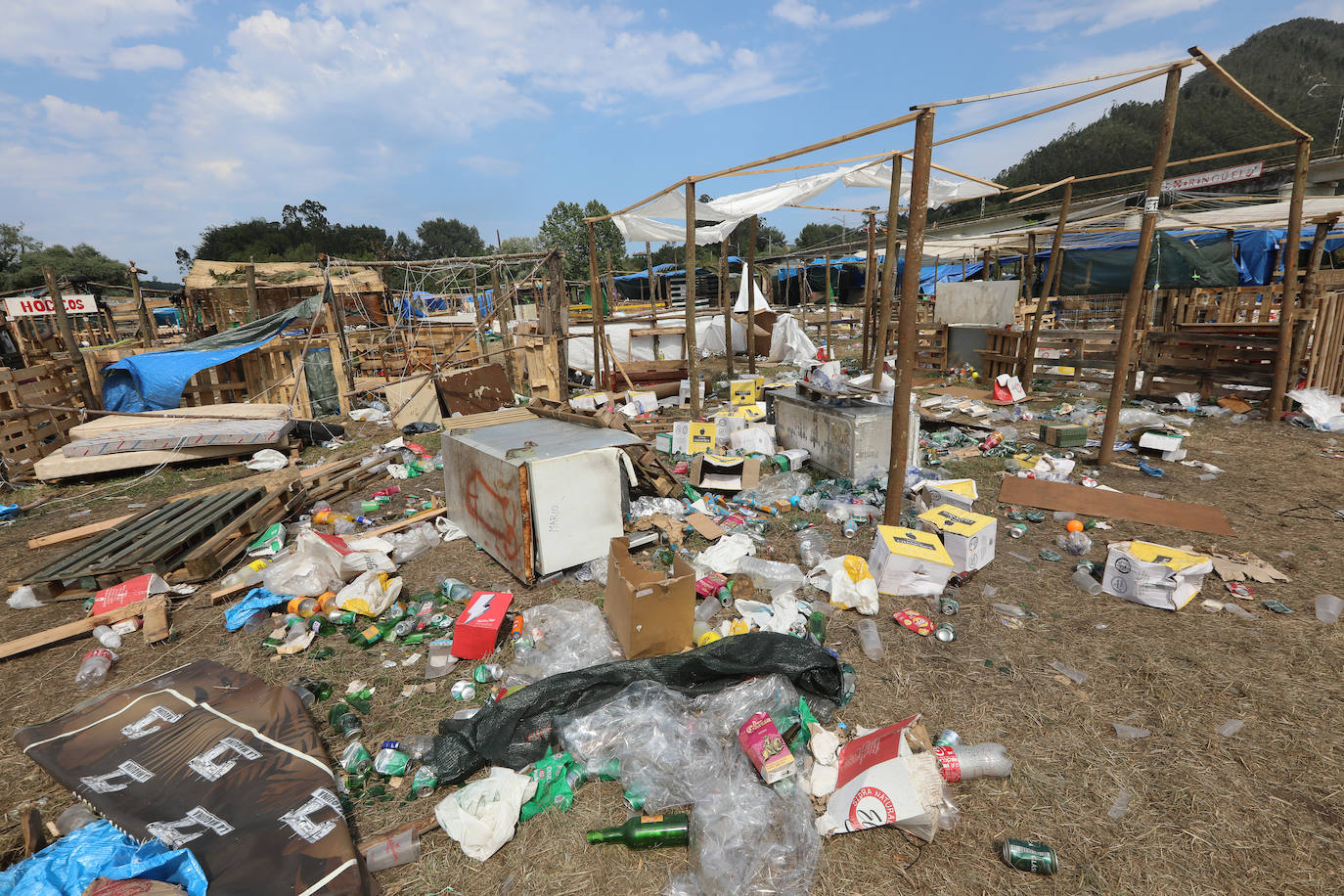 Fotos: El día después del Xiringüelu: &#039;tesoros&#039; para la estufa y 44 toneladas de basura