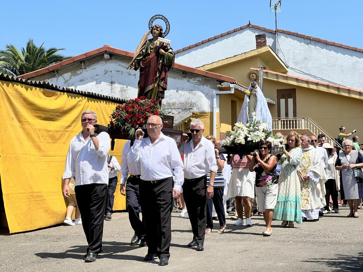 Vecinos de la localidad portaron las imágenes de San Félix y la Virgen del Buen Suceso. 