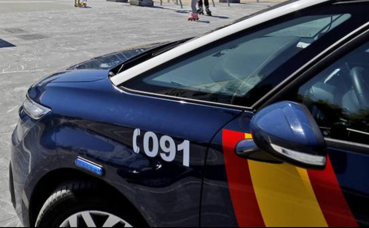 Un coche de la Policía Nacional en Gijón. 