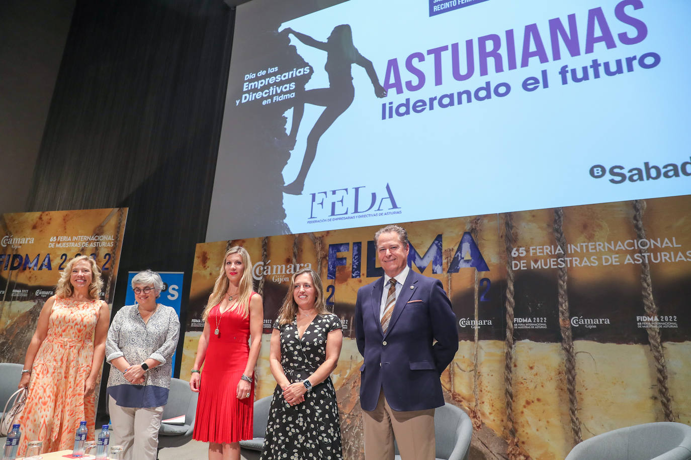 Mª Belarmina Díaz (Directora General de Energía), Ana González (Alcaldesa de Gijón), Begoña Fernández Costales (Presidente de FEDA), María Calvo Carvajal (Presidenta de FADE) y Félix Baragaño Suárez (Presidente de la Cámara de Comercio de Gijón).