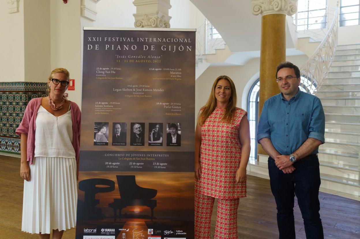 Lara Martínez, Andrea García y Manuel Vallina, junto al cartel de esta edición. 