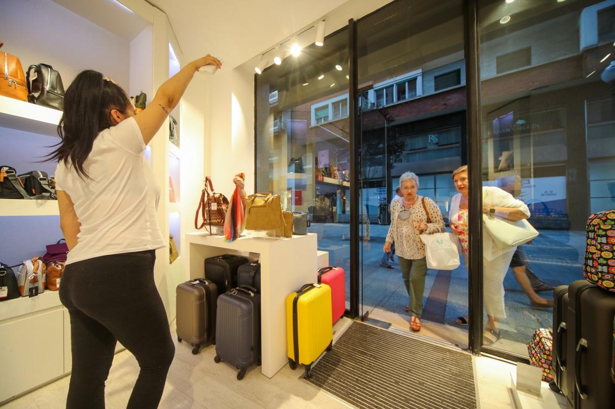 Los establecimientos asturianos se preparaban ayer para adoptar las medidas del Gobierno, que entraron en vigor a medianoche. 