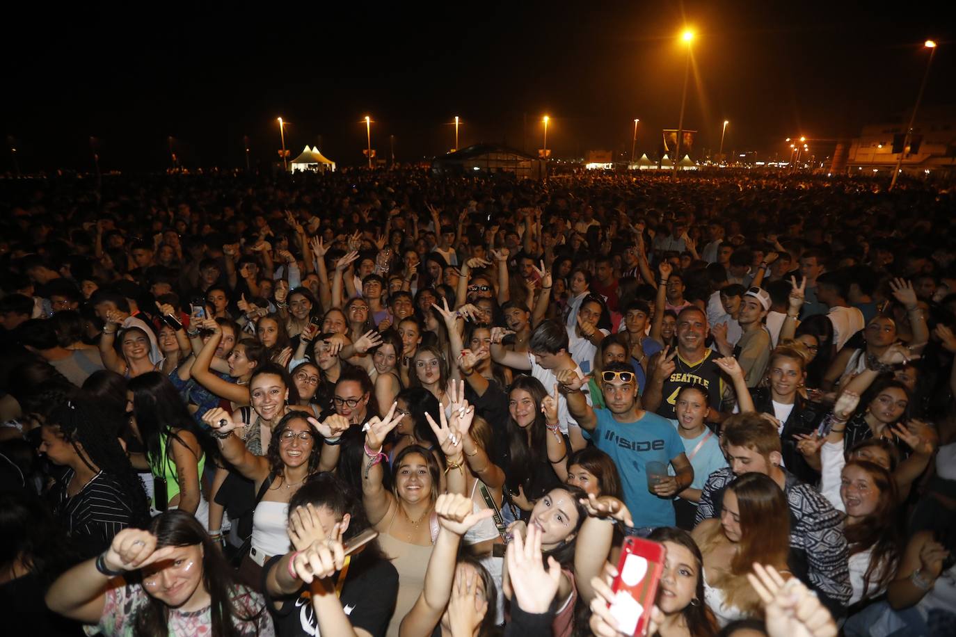 Fotos: Poniente se convierte en una macrodiscoteca