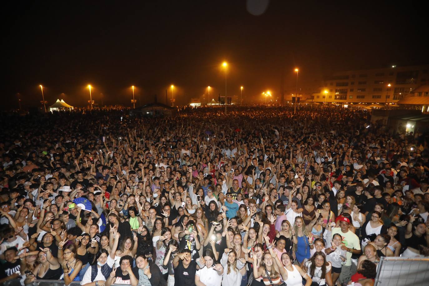 Fotos: Poniente se convierte en una macrodiscoteca