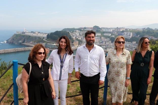 La viceconsejera Encarnación Vicente, la ministra Pilar Llop, el alcalde Óscar Pérez y la delegada del Gobierno, Delia Losa, ayer, en los Jardines de la Fonte Baxa de Luarca. 