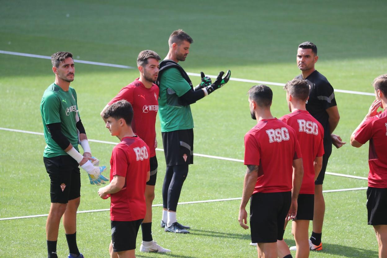 Cuéllar, al lado de Jony, durante el entrenamiento de ayer. 