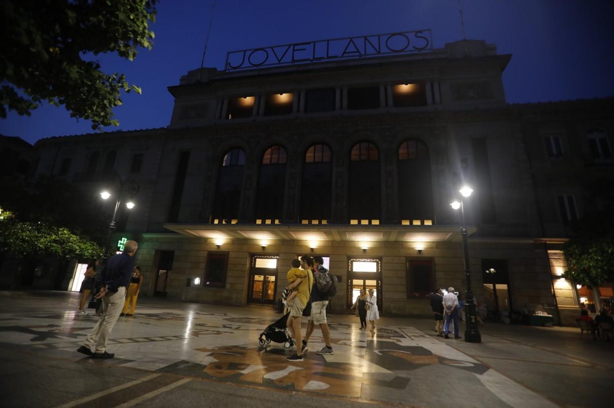 La fachada del Teatro Jovellanos, sin su iluminación ornamental ayer por la noche en aplicación de las nuevas medidas de reducción del consumo energético. 