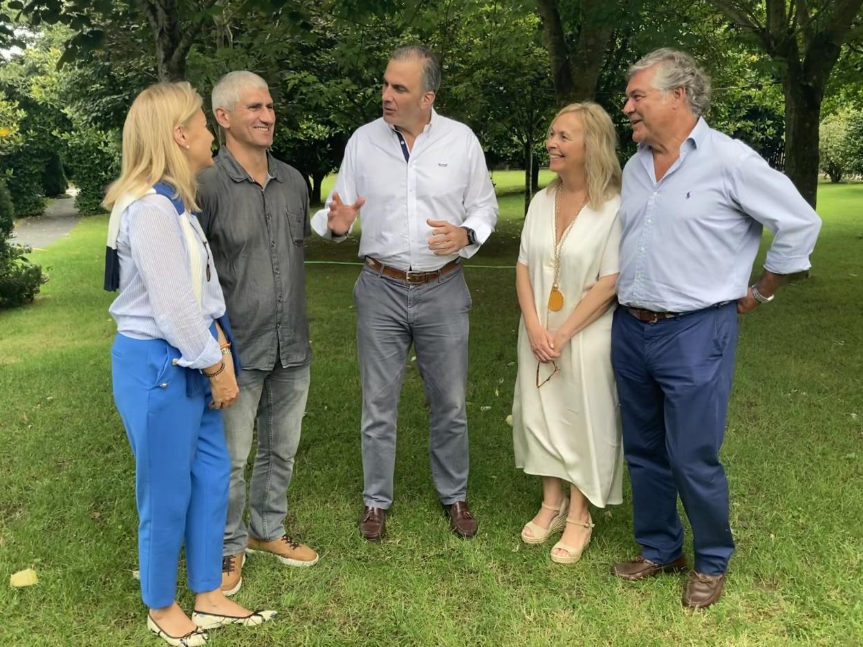 Cristina Coto, concejala en Oviedo; Gerardo Cano, coordinador de Vox en Navia; Javier Ortega Smith, secretario general de Vox; Sara Álvarez, diputada en la Junta General, y Eladio de la Concha, concejal en Gijón. 