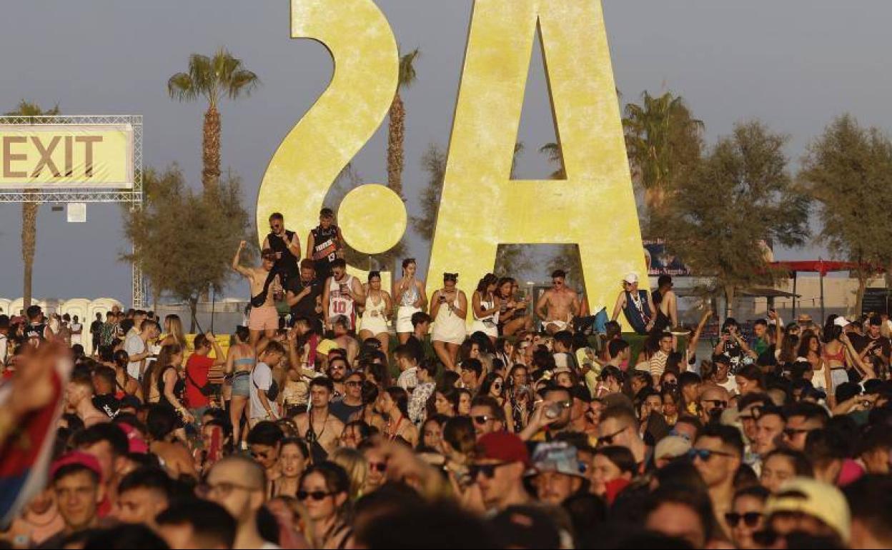 Varios jóvenes, atendidos por sanitarios, tras el Arenal Sound. 