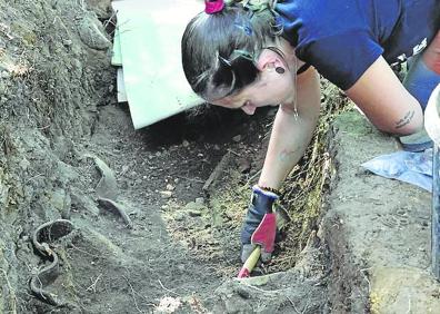 Imagen secundaria 1 - Tristeza, una mujer, emocionada, con otros familiares; investigación, una de las voluntarias; yrestos, uno de los cuerpos encontrados.