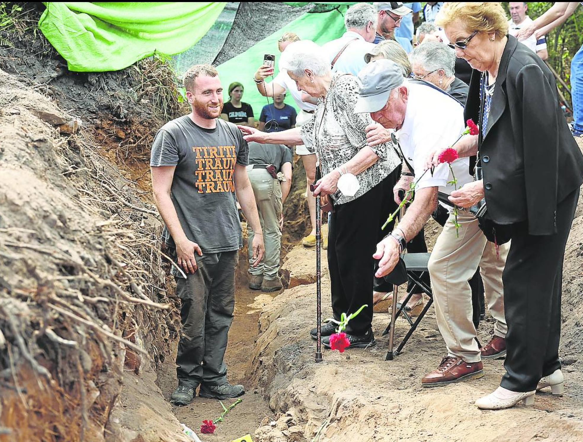 Rosas. Los familiares tiraron flores a la fosa.