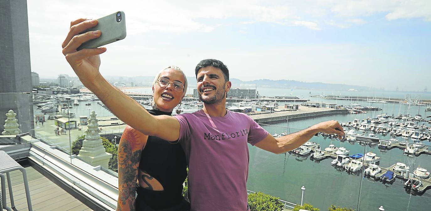 Rodrigo Cuevas hace un selfie con Vinila Von Bismark en la terraza del edificio Spaces, la sede de EL COMERCIO.