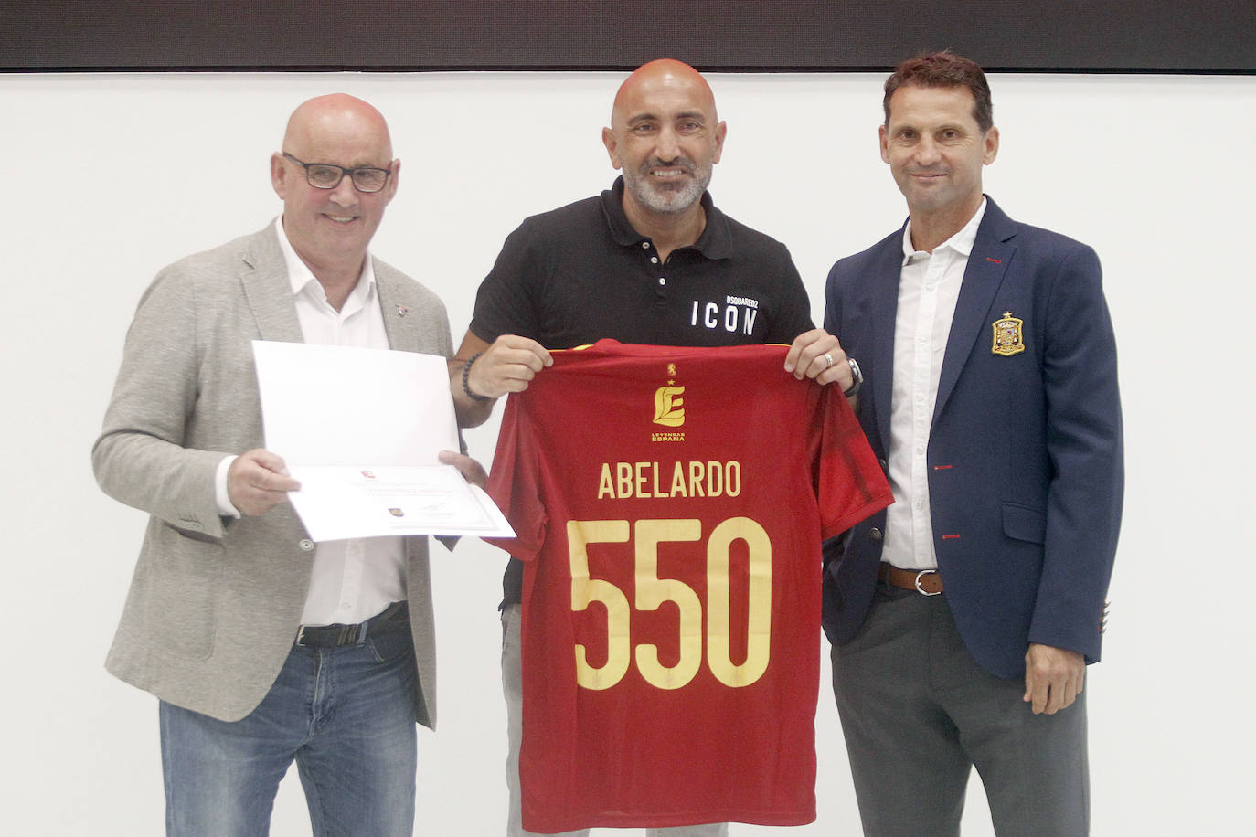 Acompañado de Jose Ramón Cuetos Lobo (Presidente de la Federación de Fútbol del Principado) y de Fernando Giner (Presidente de la Asociación de Futbolistas Internacionales).