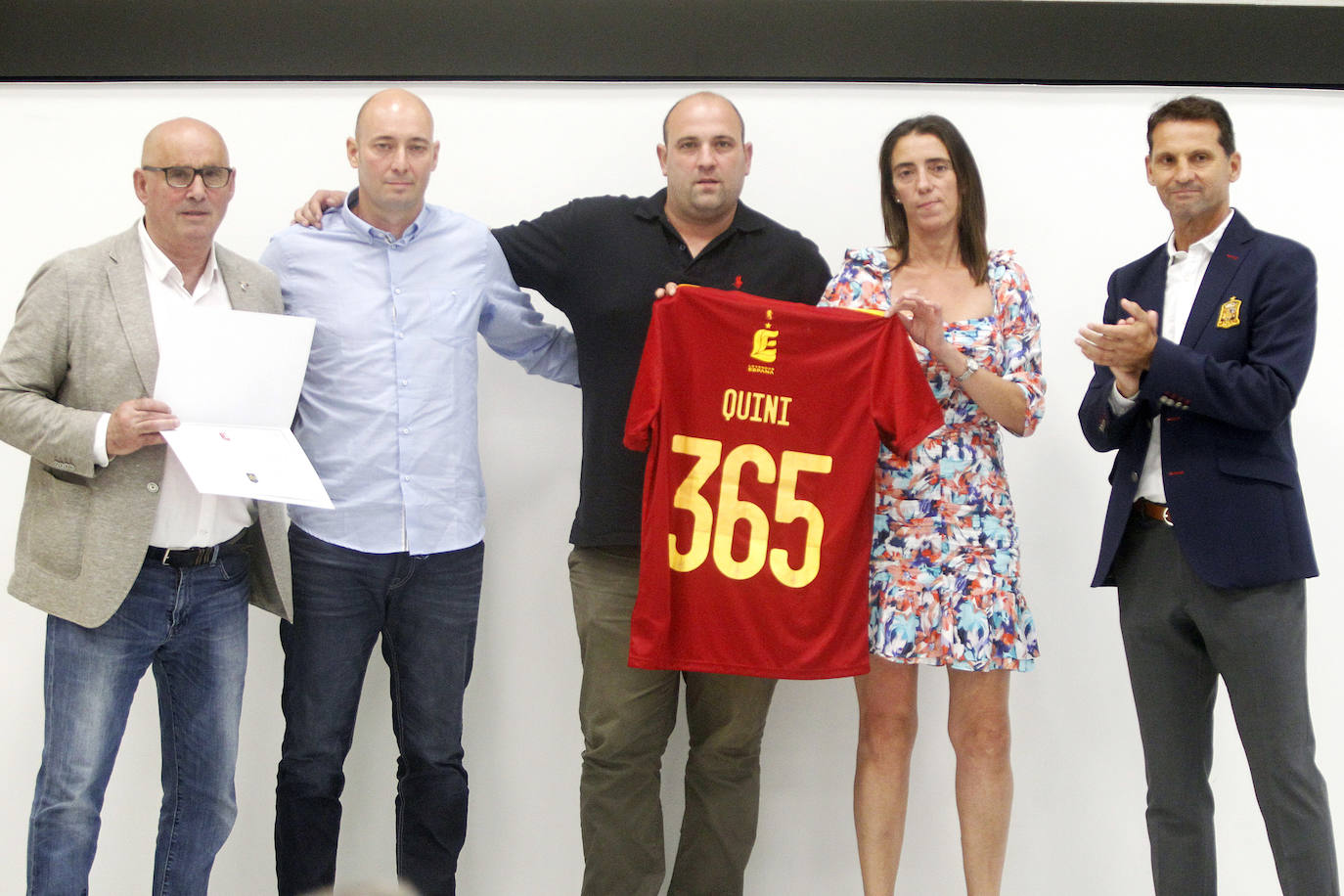 Familiares del fallecido 'Quini' reciben la camiseta en su nombre