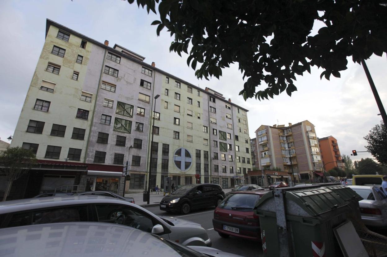 En el edificio de viviendas sociales se ubicó durante más de veinte años el centro de salud de Villalegre. 