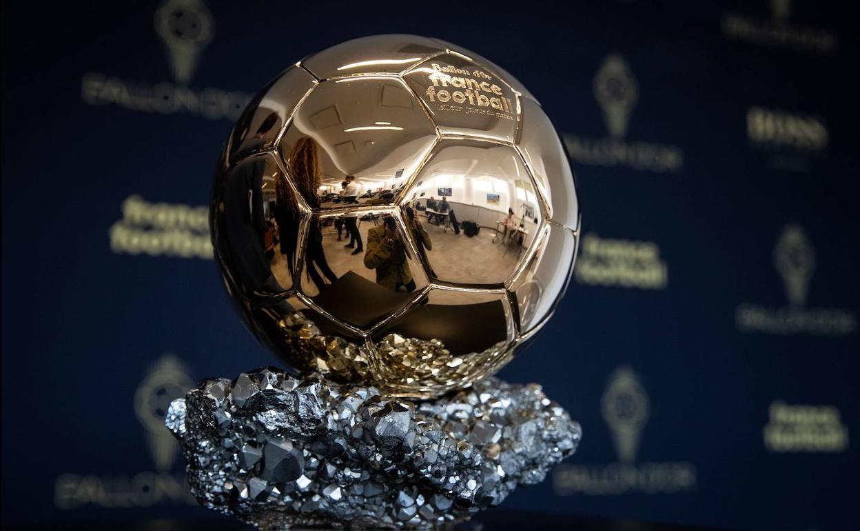 El trofeo que acredita al ganador del Balón de Oro. 