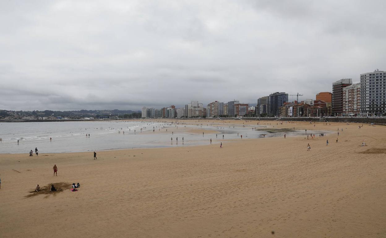 Imagen de archivo de un día nublado en la playa de San Lorenzo