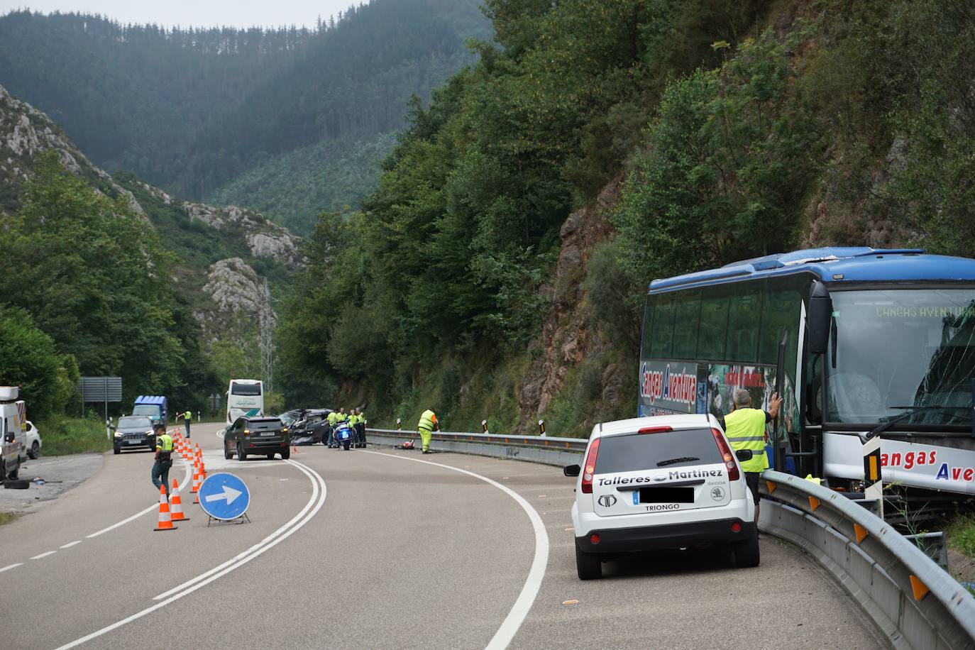 Fotos: Aparatoso accidente en la N-634 entre Arriondas y Ribadesella