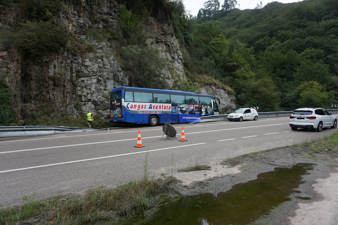 Fotos: Aparatoso accidente en la N-634 entre Arriondas y Ribadesella