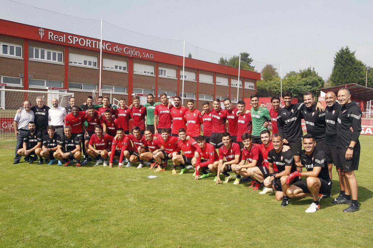 La plantilla del Sporting, ayer, sobre el césped del número 2 y justo antes de viajar a Miranda, posó para EL COMERCIO con todo el cuerpo técnico y auxiliares para escenificar el banderazo al inicio de la temporada 2022-2023 en Segunda División. 