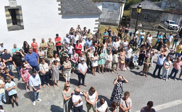 Vecinos de Pesoz frente al ayuntmiento durante el discurso de Bustelo.