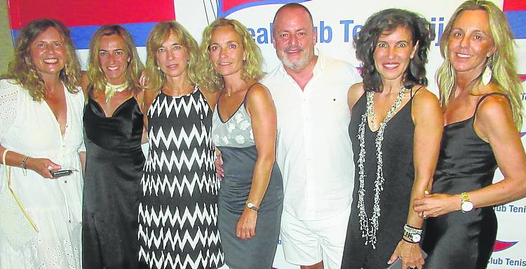 Silvina Arce, Inma Cubría, Natalia García, Begoña Fernández Vaciero, Fernando Melquiades, Eva Garrido y Amaya Escandón, de verbena.