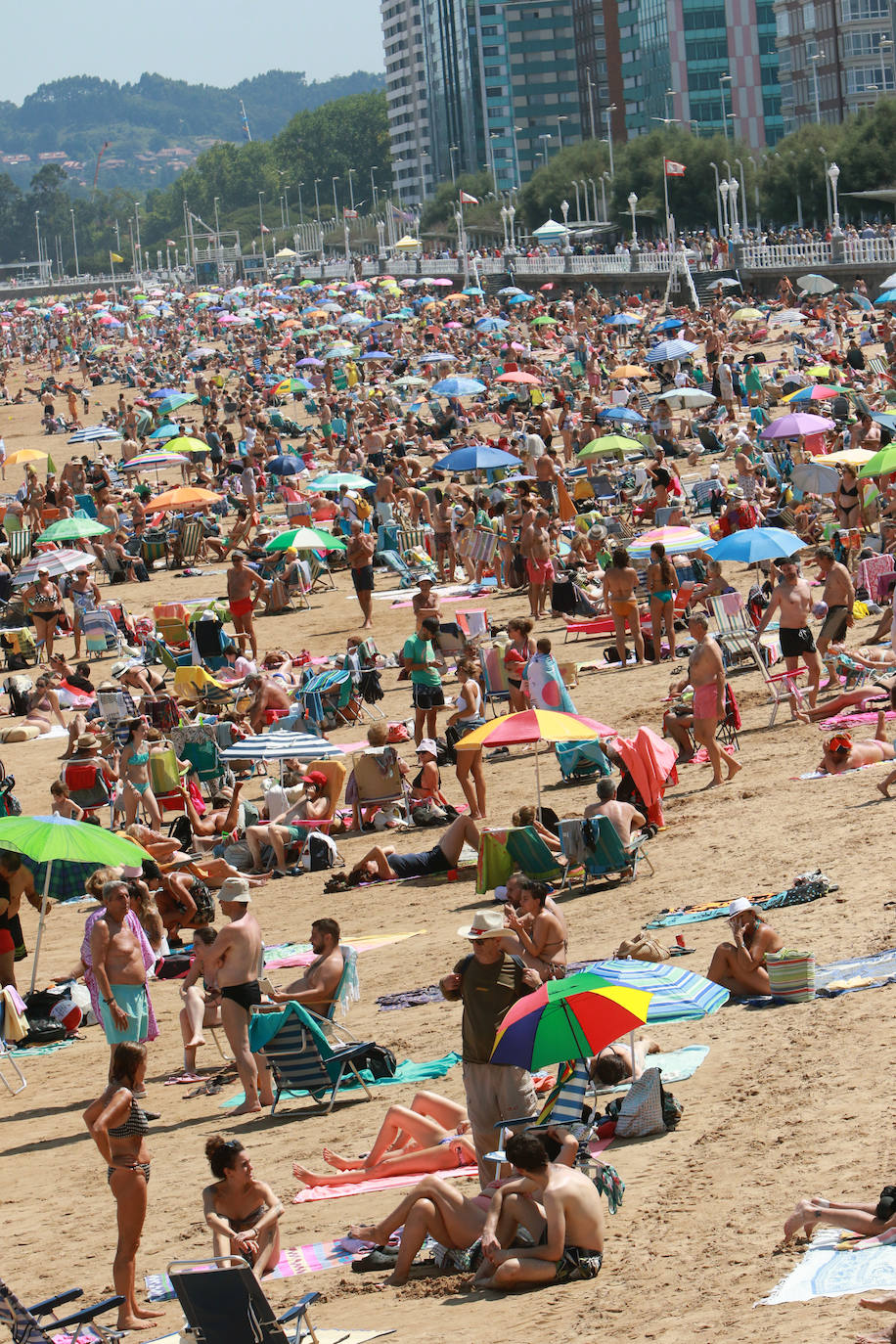 Fotos: El turismo y el buen tiempo llenan las localidades asturianas