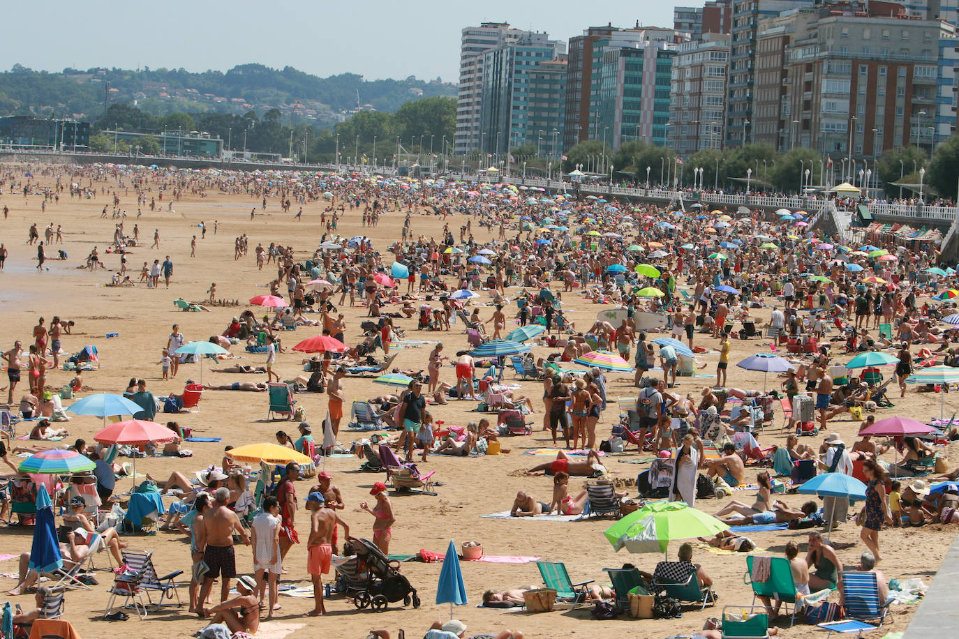 Fotos: El turismo y el buen tiempo llenan las localidades asturianas