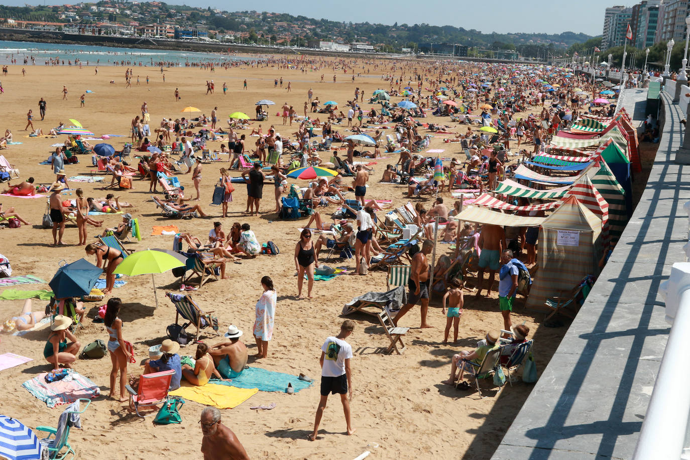 Fotos: El turismo y el buen tiempo llenan las localidades asturianas